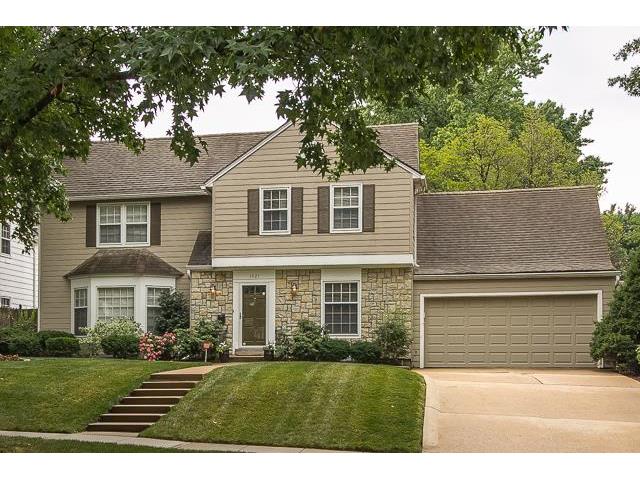 For Sale: 1021 W 69th St Kansas City, MO 64113