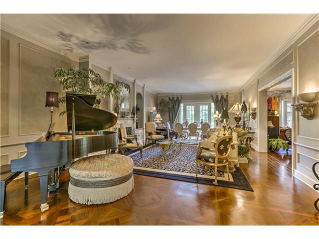 For Sale: 1236 W 57th St Kansas City, MO 64113