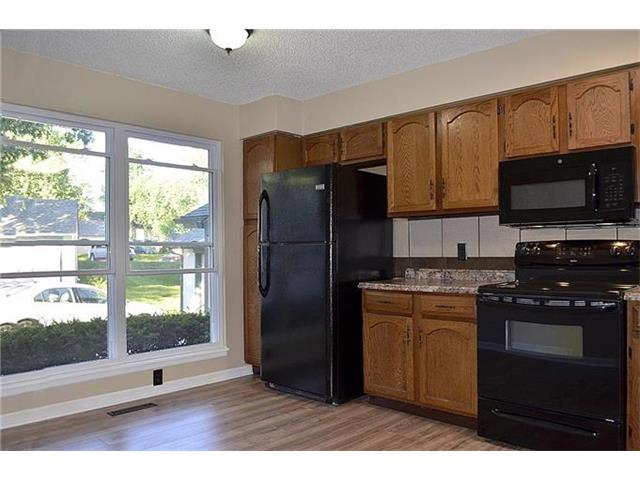 For Sale: 5746 NW Oregon Cir Kansas City, MO 64151