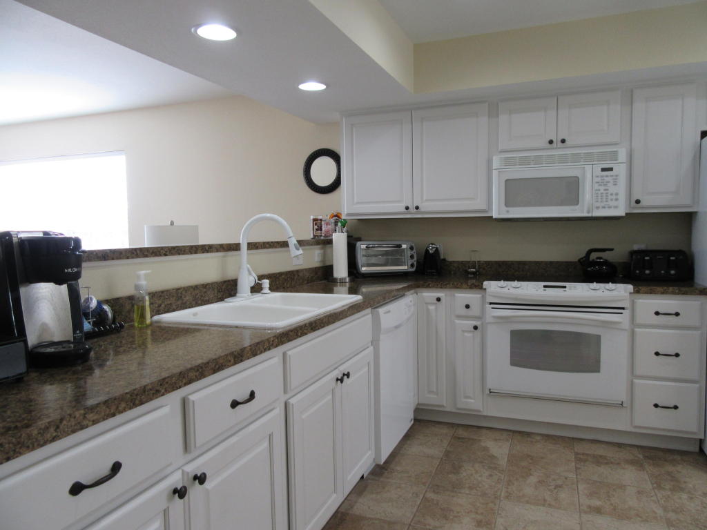 305 Wimbledon Dr #4