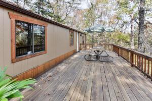 8 Lake Forest Dr