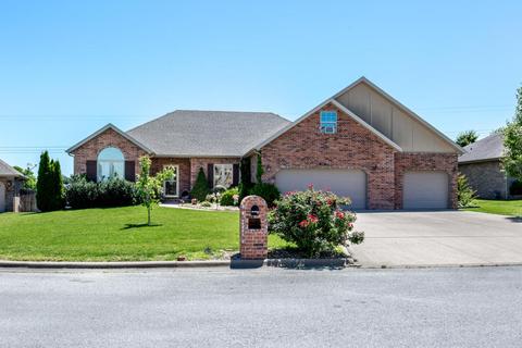 715 N Hawthorn Ct