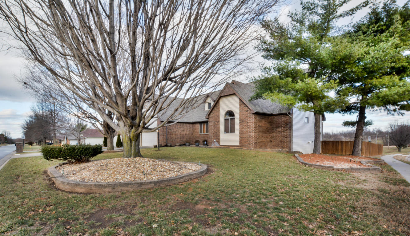 3668 N Oak Point Ave
