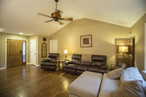 1068 E Maryland Ct