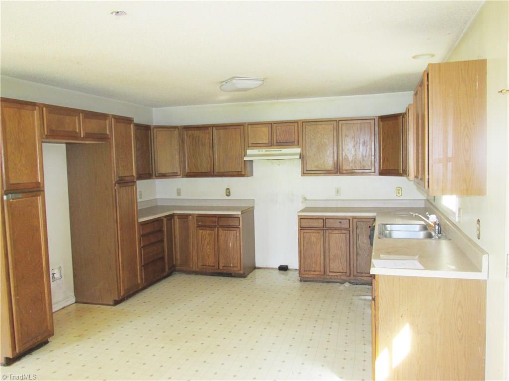 873 Gladstone Rd