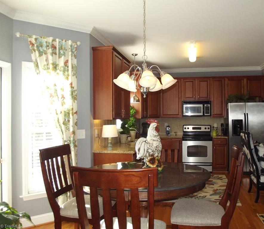 222 Hawks Nest Cir