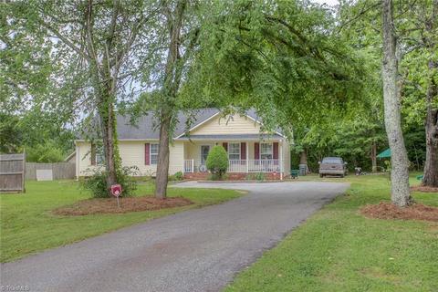 109 Red Bud Ln