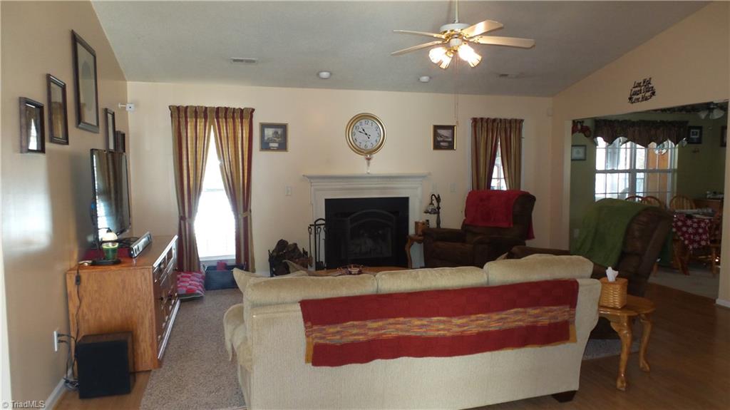 3902 Pineneedle Dr