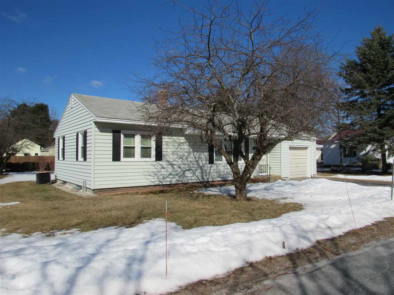 4 Bay St