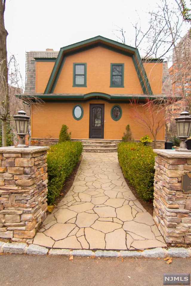 For Sale: 50 Annett Ave Edgewater, NJ 07020