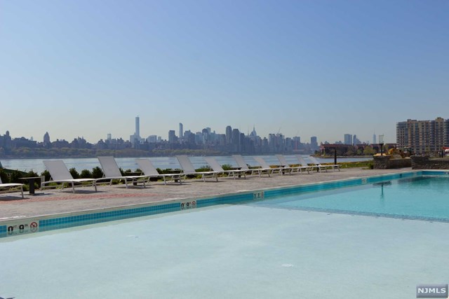 For Sale: 9 Somerset Ln #222 Edgewater, NJ 07020