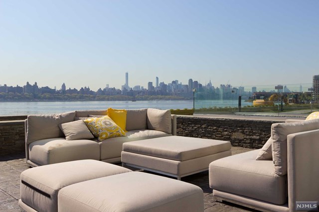 For Sale: 6 Somerset Ln #221 Edgewater, NJ 07020