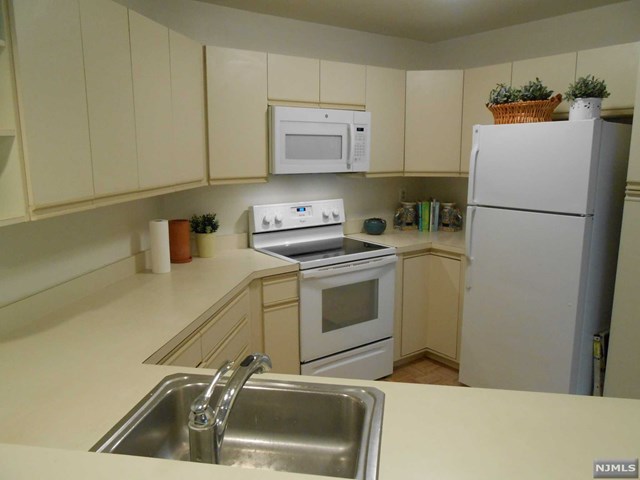 For Sale: 1419 Teresa Dr #APT 1419 Fort Lee, NJ 07024