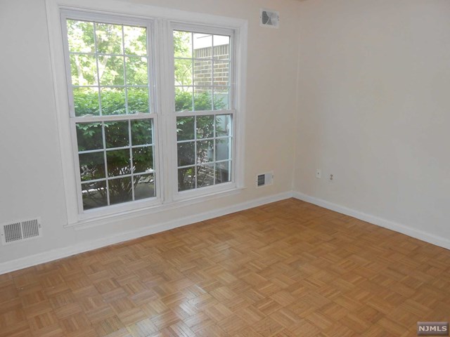 For Sale: 1419 Teresa Dr #APT 1419 Fort Lee, NJ 07024