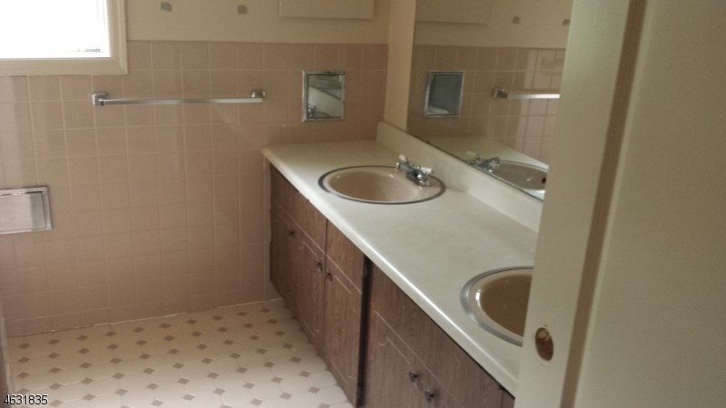 For Sale: 3 Apple Tree Ct Livingston, NJ 07039