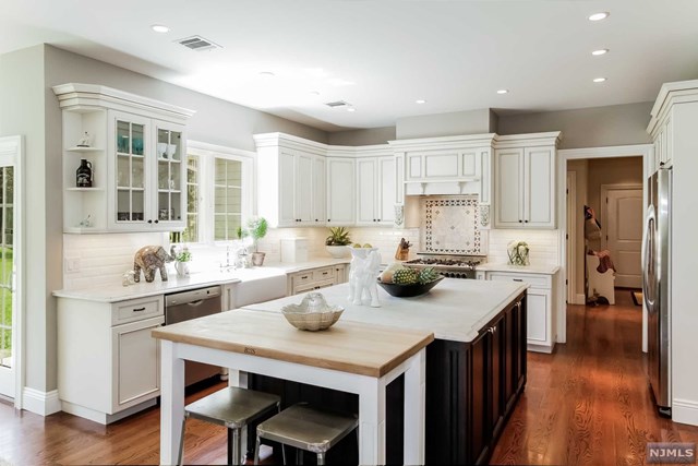 For Sale: 1054 Lake Dr Franklin Lakes, NJ 07417