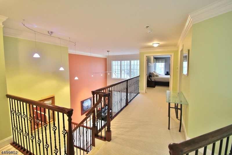 1 Turnberry Ln