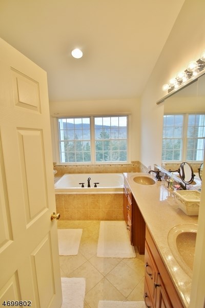 1 Turnberry Ln