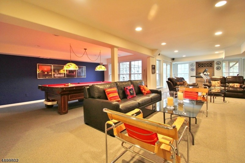 1 Turnberry Ln