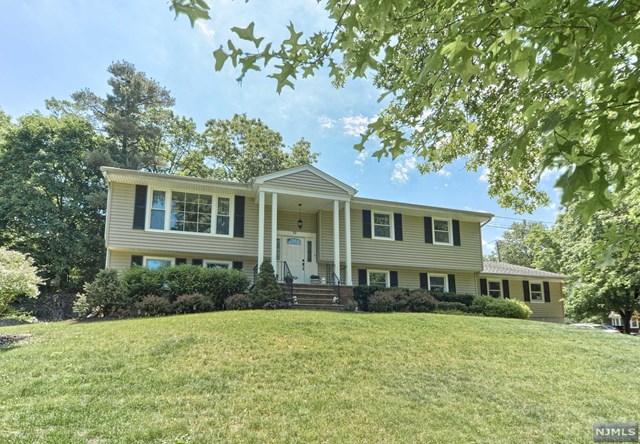19 Academy Cir Oakland, NJ 07436