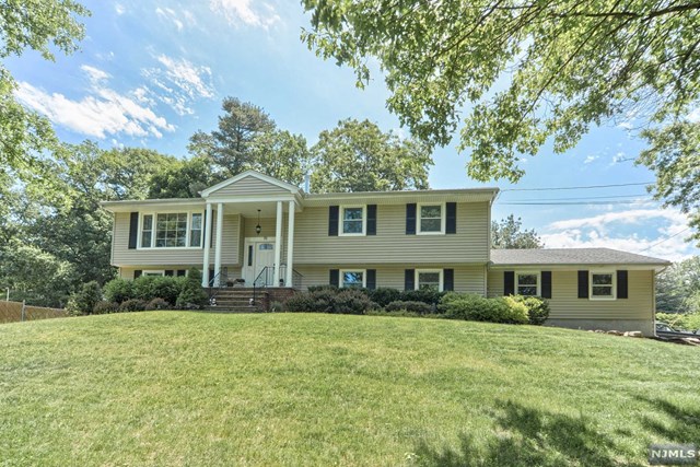 19 Academy Cir Oakland, NJ 07436