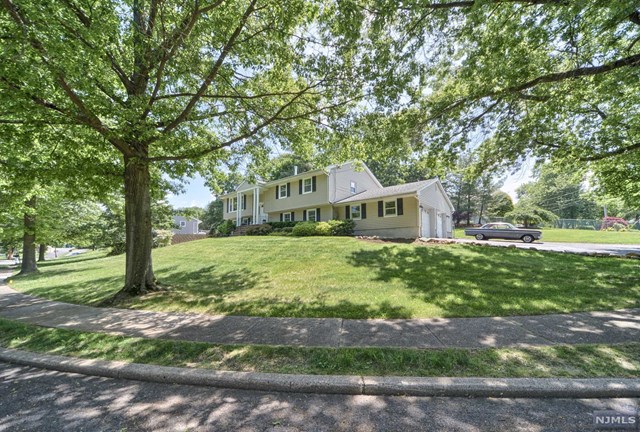 19 Academy Cir Oakland, NJ 07436
