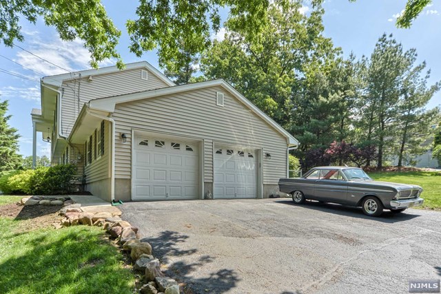 19 Academy Cir Oakland, NJ 07436