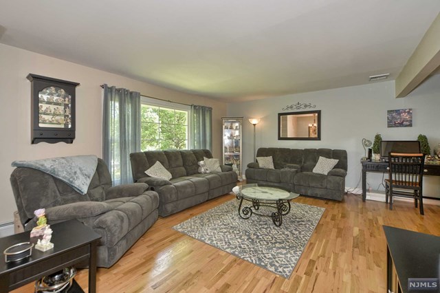 19 Academy Cir Oakland, NJ 07436