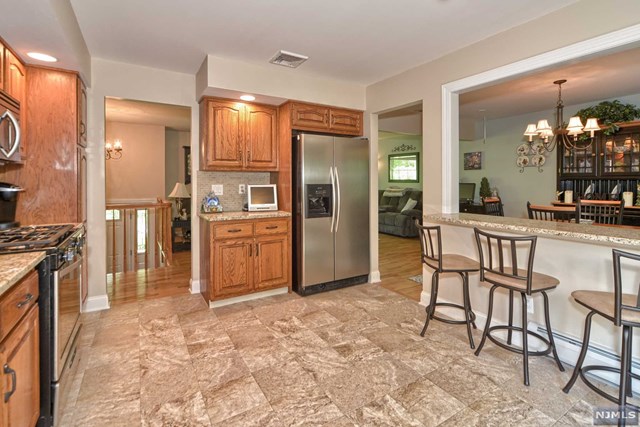 19 Academy Cir Oakland, NJ 07436