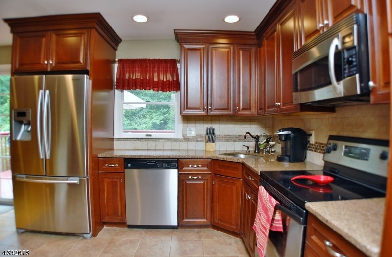 7 Dover Milton Rd Oak Ridge, NJ 07438