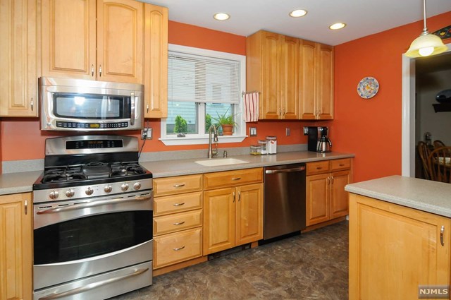 For Sale: 553 Farview St Ridgewood, NJ 07450