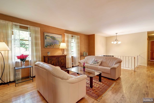 567 Knickerbocker Rd Ridgewood, NJ 07450