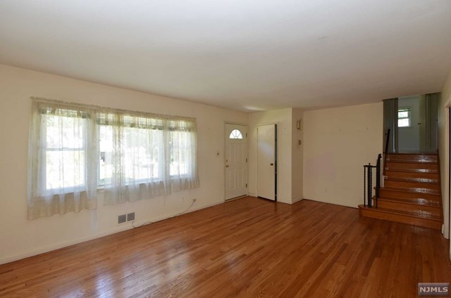 For Sale: 58 Evergreen St Waldwick, NJ 07463