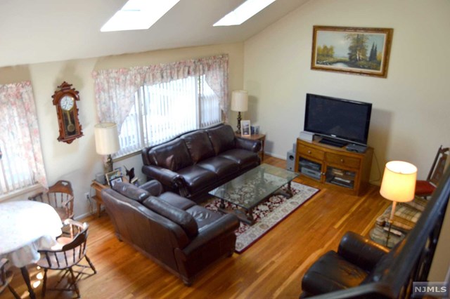 54 Woodstock Dr, Wayne NJ 07470