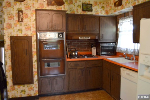 54 Woodstock Dr, Wayne NJ 07470