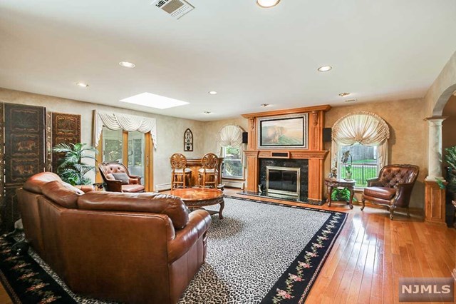 For Sale: 12 Robin Hood Way Wayne, NJ 07470