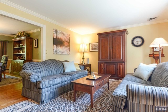 For Sale: 31 Rockledge Rd Hawthorne, NJ 07506