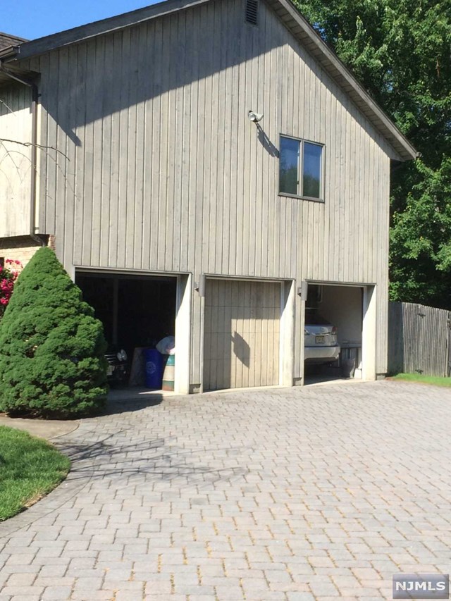 For Sale: 2 Heaton Ct Closter, NJ 07624