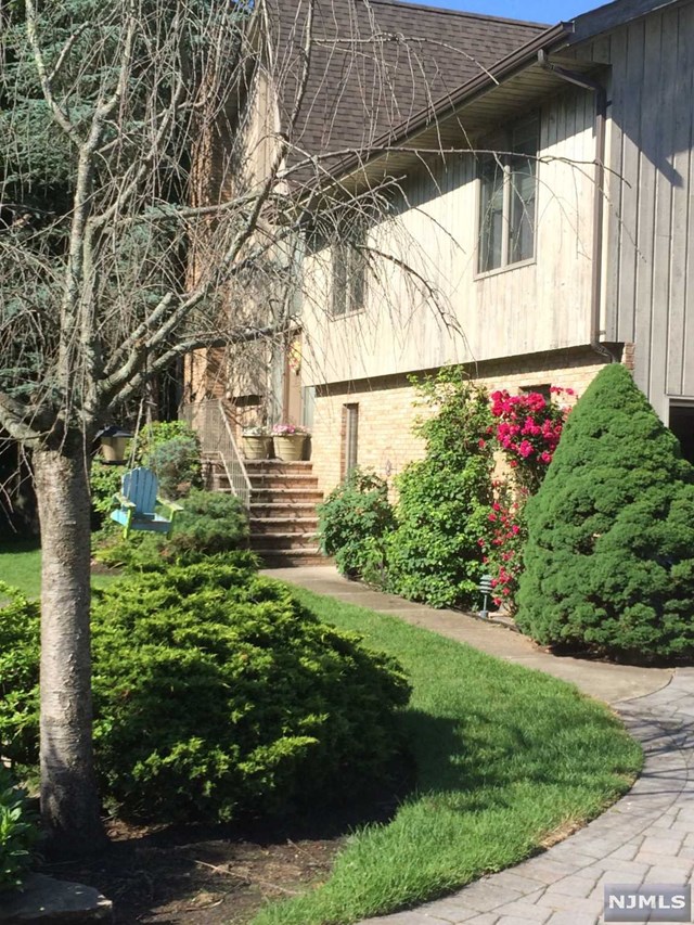 For Sale: 2 Heaton Ct Closter, NJ 07624