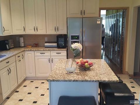 896 E Lawn Dr
