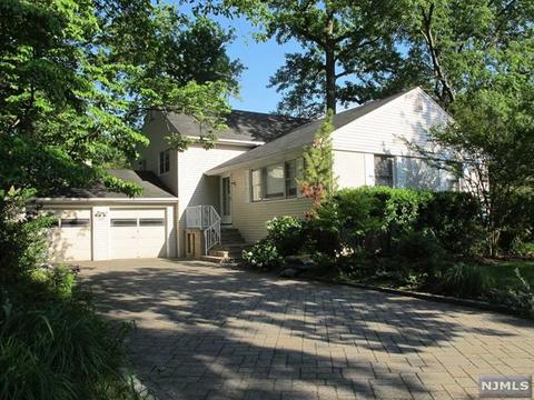 896 E Lawn Dr
