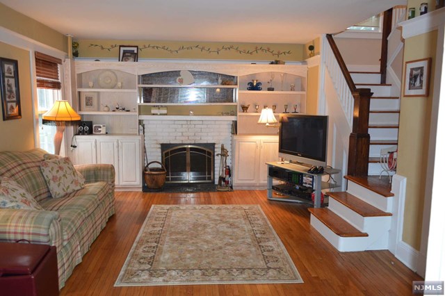 For Sale: 28 Saint Albans Pl Haworth, NJ 07641