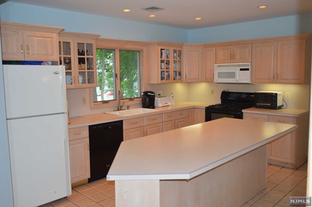 For Sale: 28 Saint Albans Pl Haworth, NJ 07641