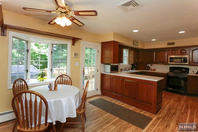 27 Old Chestnut Ridge Rd, Montvale NJ 07645
