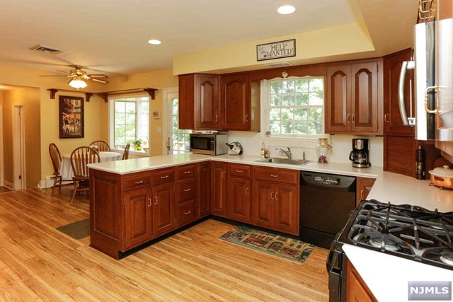 27 Old Chestnut Ridge Rd, Montvale NJ 07645