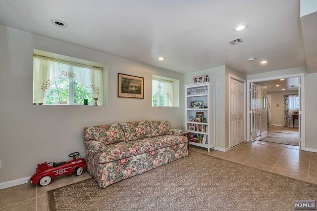 142 Scharer Ave Northvale, NJ 07647