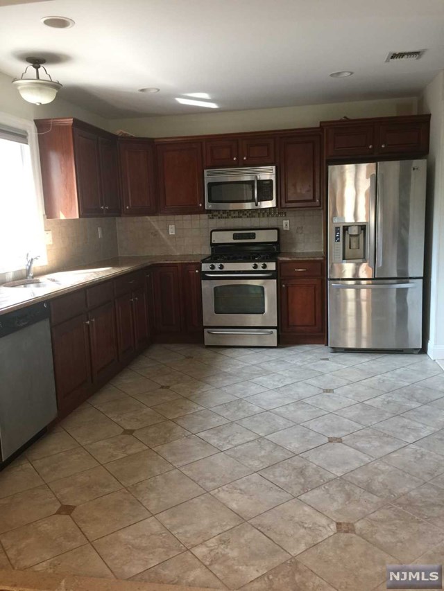 275 5th St Palisades Park, NJ 07650