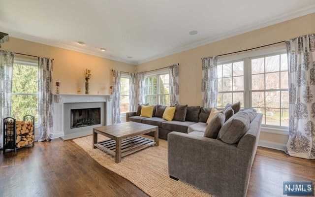 7 Woodland Rd