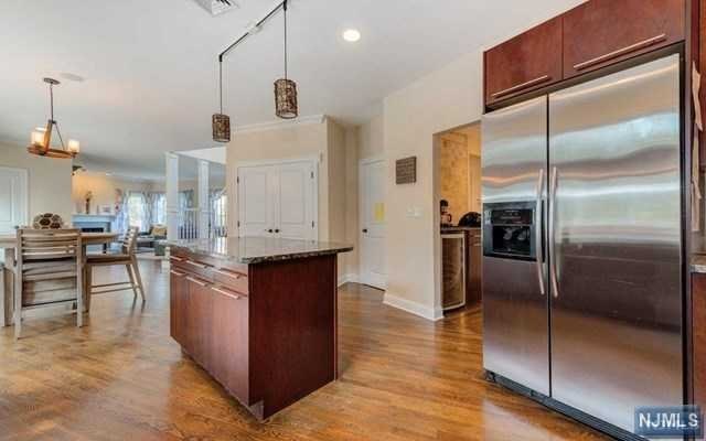 7 Woodland Rd