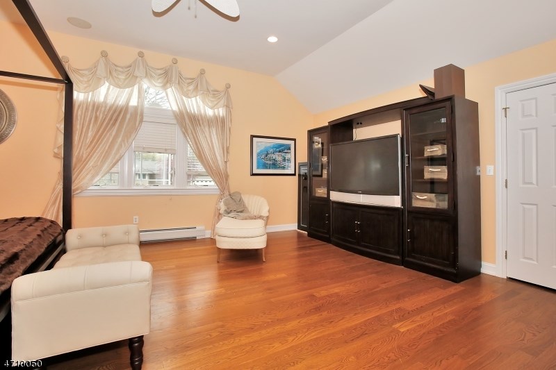 6 Evan Ct